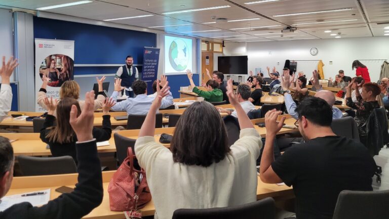 Una clase de los programas de emprendimiento de Fundación Prevent aplaudiendo en LSE